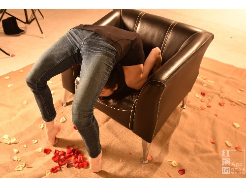与妈妈朋友的儿子相关的多维度分析